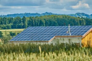 Hus i skogslandskap med solceller på taket