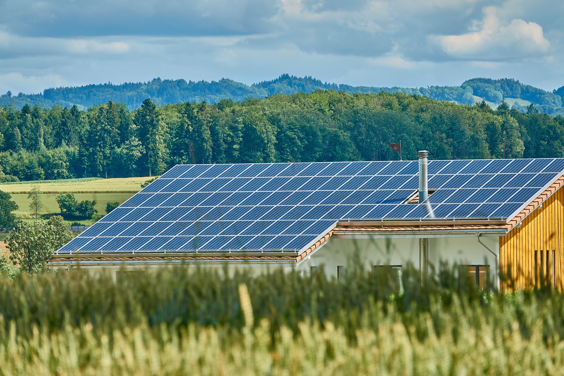 Hus i skogslandskap med solceller på taket