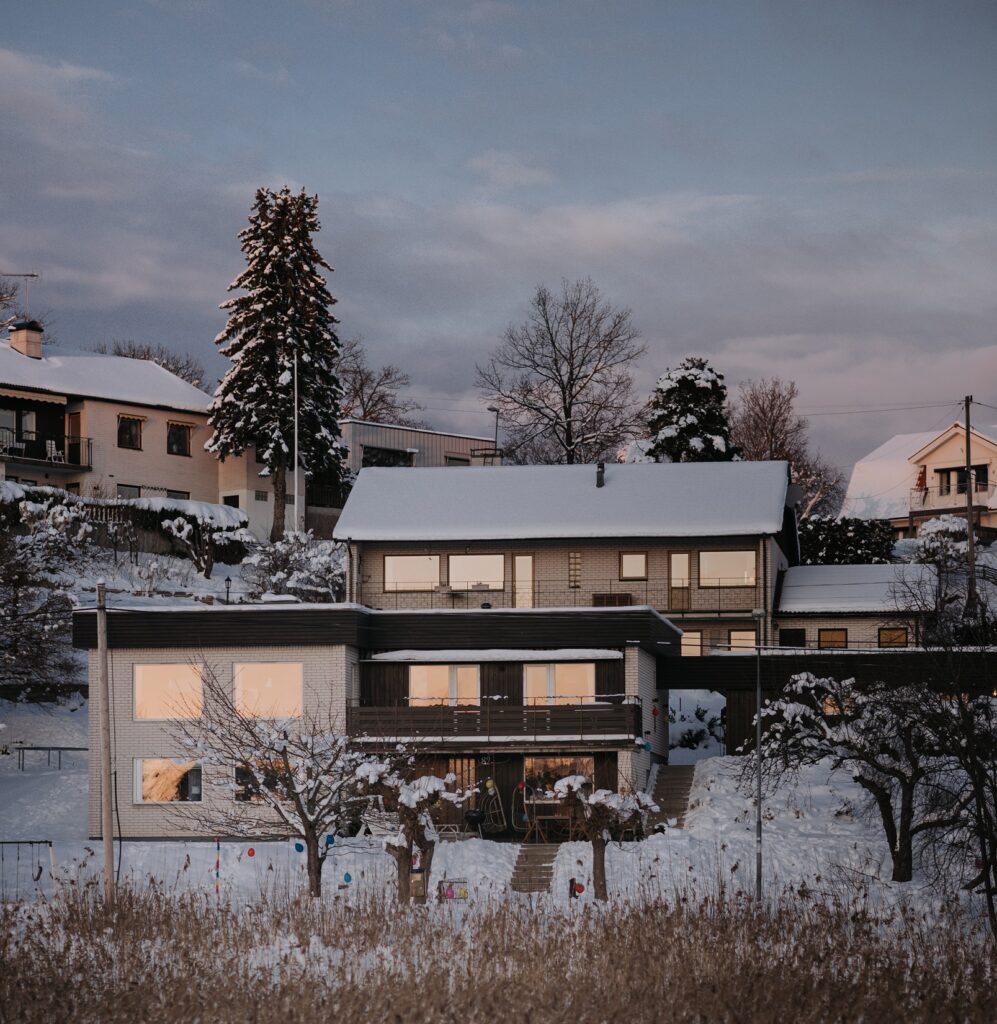 Hus med snötäckt tak vilket är en nackdel för solceller