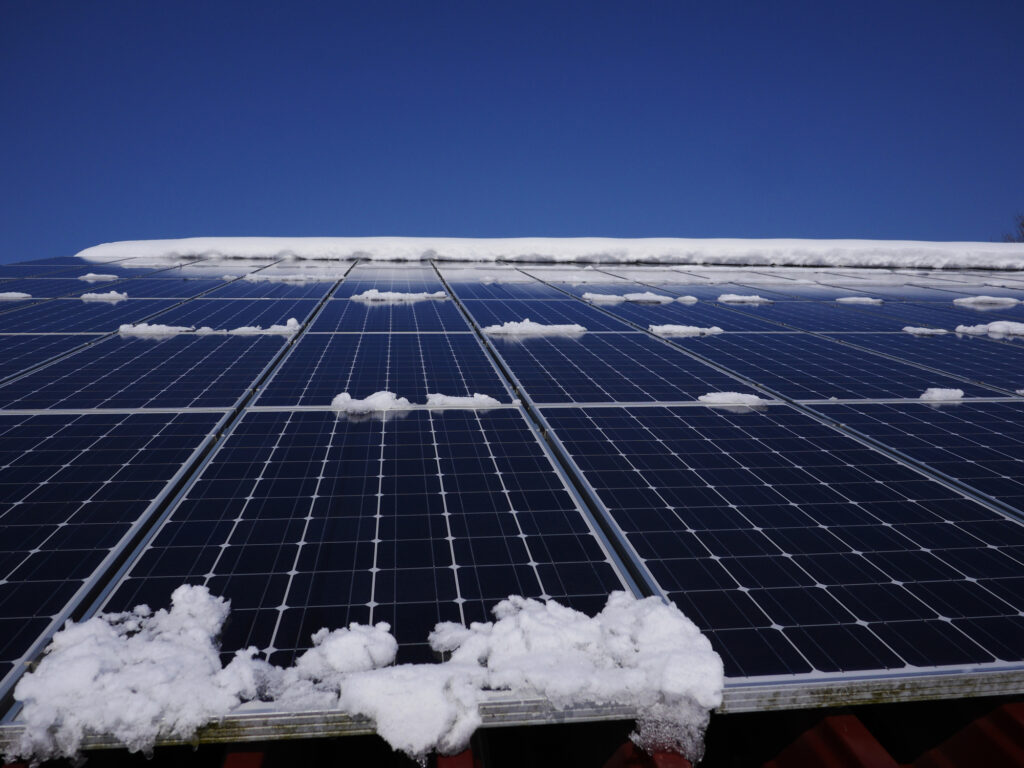 Solceller på vintern med snö