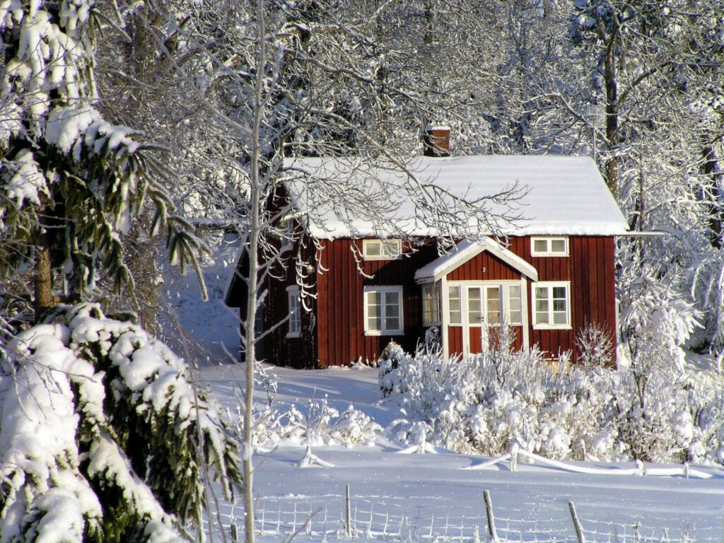 Hus med snö på taket